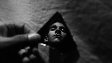 När mörkret viskar genom andra, stå kvar i ditt ljus