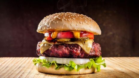 A Hamburger: Több mint gyorsétel – egy kulturális ikon története
