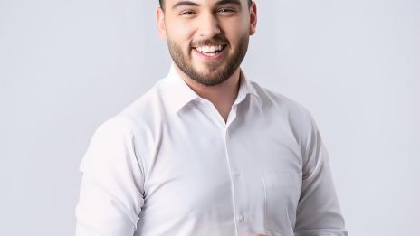 Az IKER férfi, mint házigazda