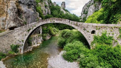 Híd alatt a folyó víz