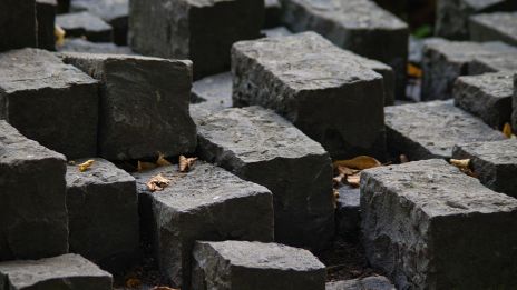 Miről beszélnek a kövek? A fekete kövek…….