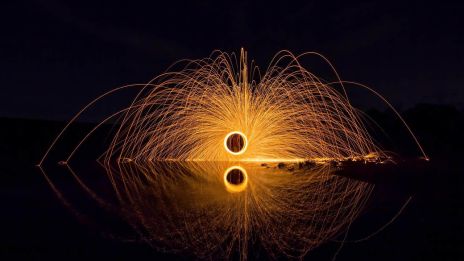 Det stora skådespelet är på väg, när ljus och mörker drabbar samman