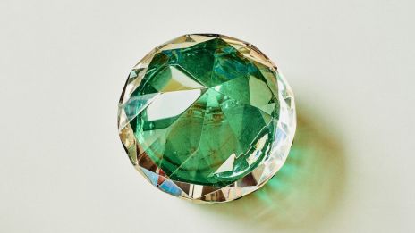 Demantoid Granat: En Grön Dröm från Uralbergen