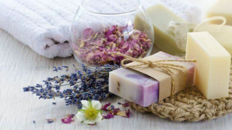 Du kan göra egen tvål med naturens gåvor!