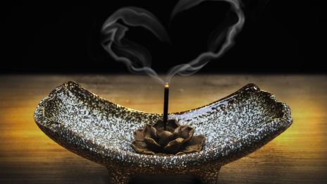 Häxans verktyg : stearinljus och rökelse