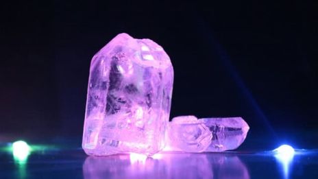 Måne och stjärnor på svart himmel