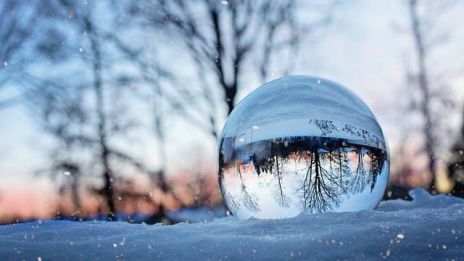 Med spåkulan i snön