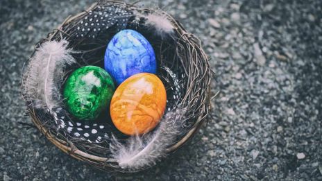 När påsken dundrar in. En spirituell reflektion i fjäder och ljus