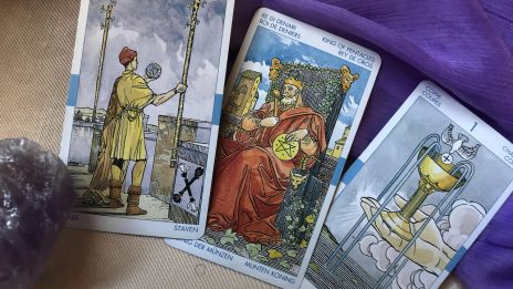 När du ställer en kärleksfråga till tarot, vad får du egentligen för svar?