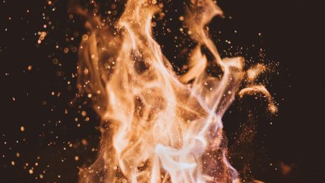 Petříns Mystiska Eldar: En Legend om Forna Tider