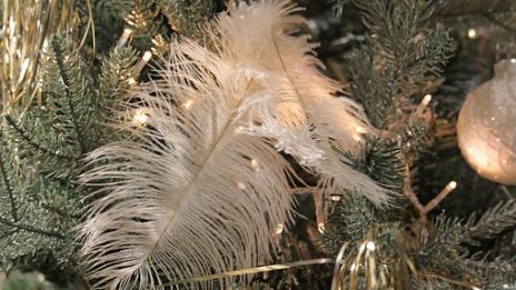 Vita julgranskulor och vita fjädrar