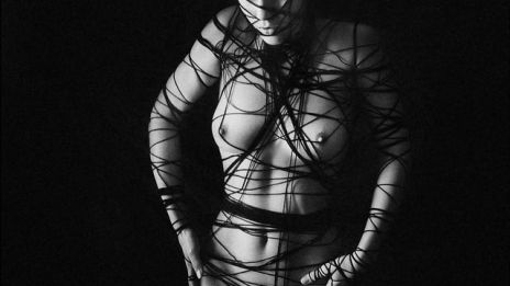 Bunden och pinkad på