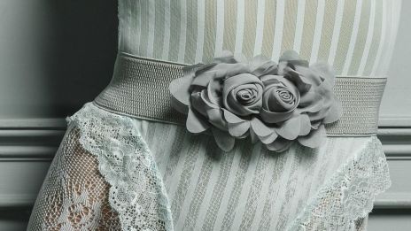 Body med vita spetsar