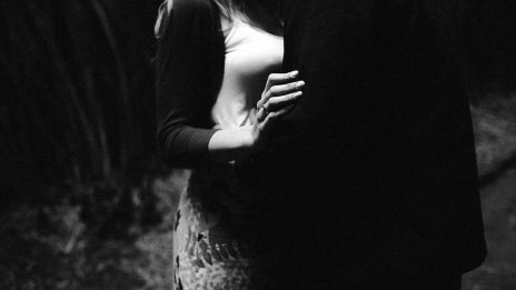 Hon låg bar på motorhuven – varm, blöt och redo