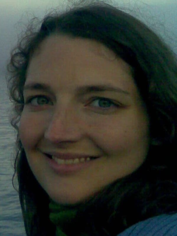 Helene er svært intuitiv, healer og astrolog. Hun bruker sine evner til å hjelpe deg når livet byr på utfordringer og du trenger klarhet. Hun er empatisk, snill og alltid glad for å hjelpe deg på din vei