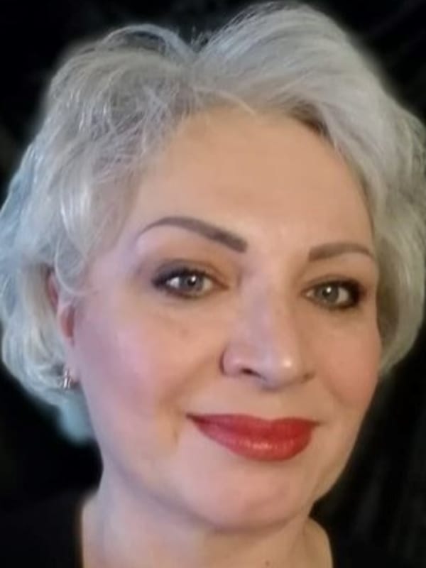 De siste 25 årene har Lucia hjulpet mange med deres spørsmål og bekymringer. Hun bruker tarotkort, pendel, intuisjon, drømmetydning og symbolterninger for å lese energiene