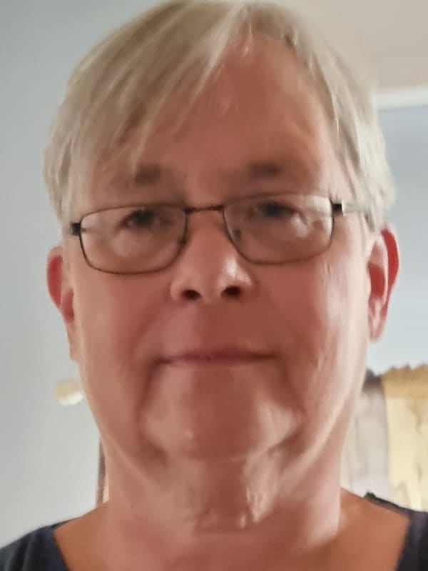 Aurora oppdaget gavene sine i tenårene og hun har lang erfaring med det mediale. Hun har en intuitiv forståelse av problemer som kortene viser i kombinasjon med det du forteller. Hun leser deg med en ydmykhet og en uendelig varme som er helt unik