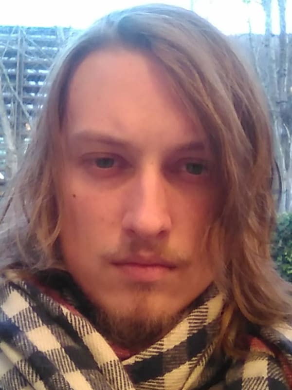 Peter er en mystiker av natur, en gammel sjel. Han har en evne til å jobbe med sine tarotkort som gjør at han kan veilede deg i både store og små saker og støtte deg i å finne veien når livet står i veien