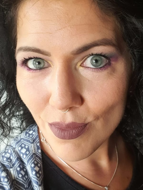 Freja har en direkte og ærlig stil. Ved hjelp av runer, tarotkort, englekort eller pendel hjelper hun deg med å finne svarene du leter etter. Hun har mange års erfaring og du kan føle deg trygg med henne