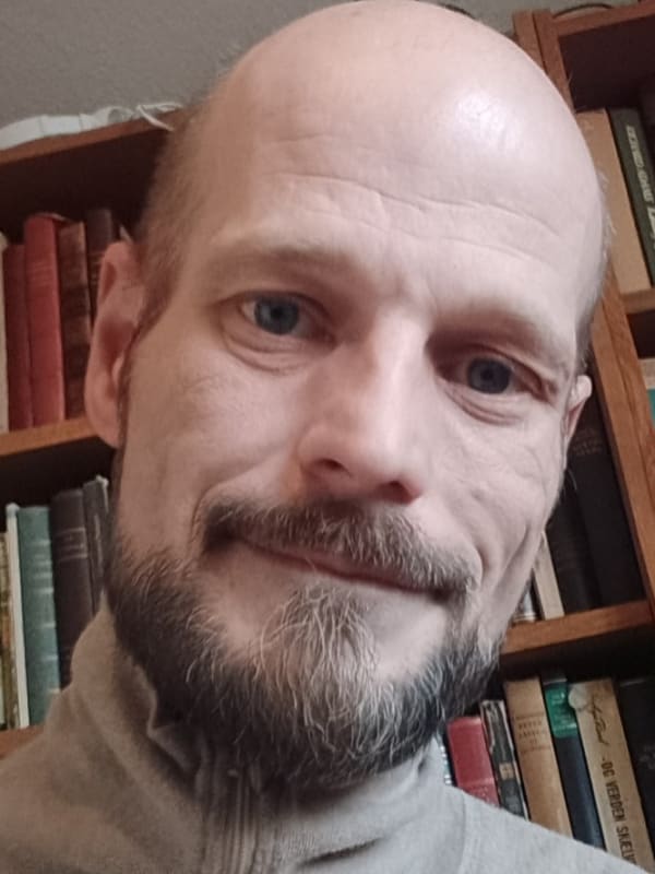 Thomas har gjennom årene spesialisert seg på presise og raske svar. Med en dyp forståelse av den mangfoldige symbolikken i kortene, faller det naturlig for ham å komme med et raskt, klart og riktig svar. Thomas er veldig flink til å gå inn i detaljene med en tarotlesning
