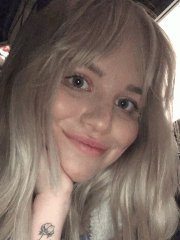 Jessica er en dame med bein i nesa. Hennes kontakt med englene er veldig tydelig og sterk. Ønsker du en hjertevarm og ikke minst åndelig prat, er hun absolutt verdt å snakke med