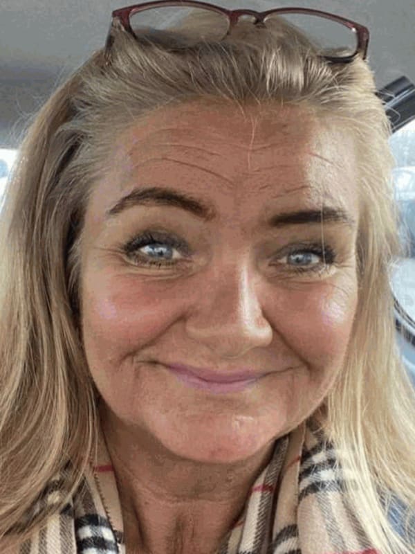 Christina ble født med veldig sterke klarsynte evner. Hun jobber både med tema som kjærlighetssorg, avdødekontakt, skytsengler og husrens. Hun er en sterk guide i vanskelige livsvalg. Hun bruker englekort, tarotkort og hun ser/hører og føler klart og tydelig, fra andre siden