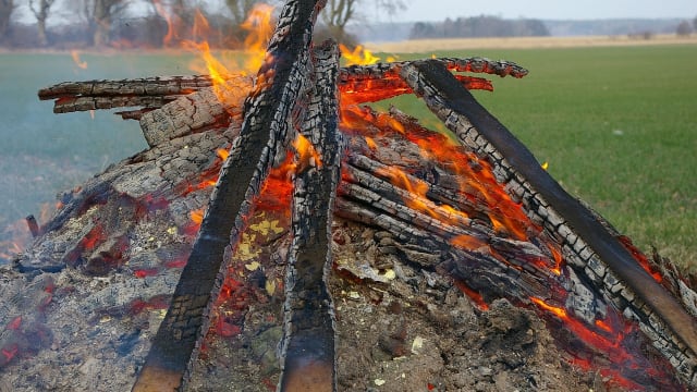 Eldarna brinner inför Valborg