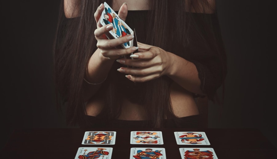 Cigánykártya vagy a tarot kártya a pontosabb?