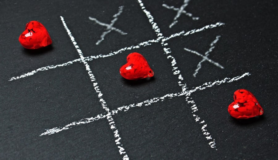 Az ismétlődő minták mögött