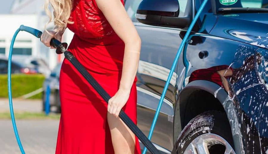 Röd klänning, högklackat och vatten över huden – en het stund vid bilen