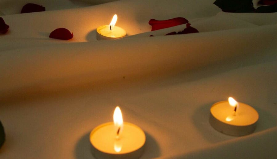 Rummet upplyst av stearinljus