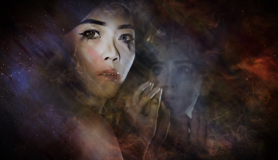 Det sägs att slöjan mellan världarna ibland blir tunn.