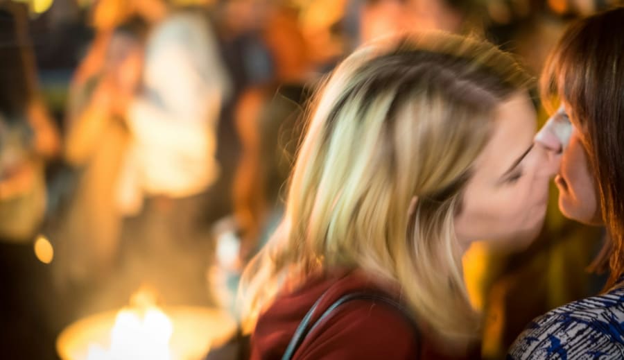 Ulla började kyssa Karin intensivt