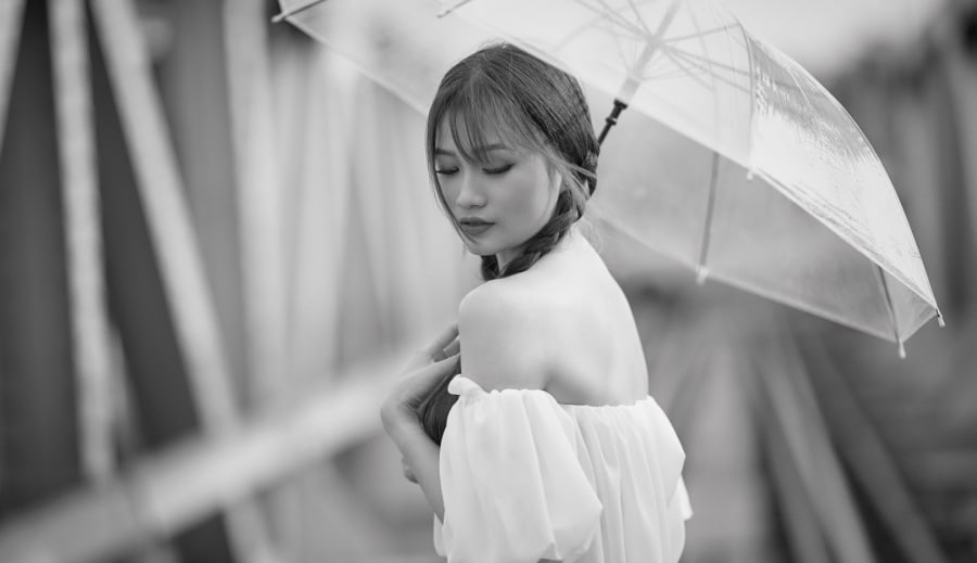 Lasikaton yläpuolella