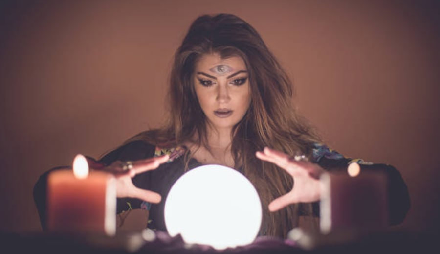 Valóban látnak a kristálygömbben?