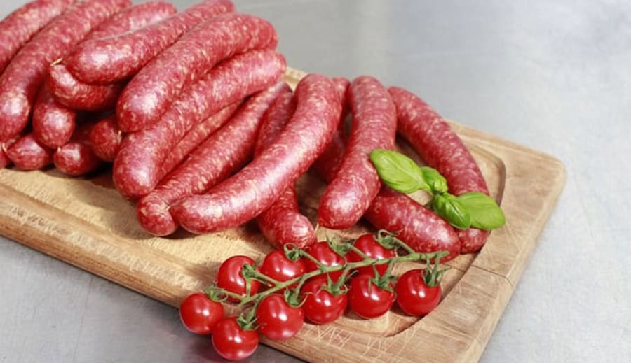 Annelie väljer kött på snabbköpet