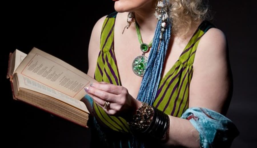 Barbro går på biblioteket