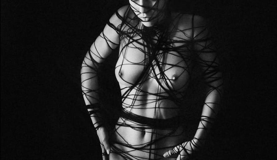 Bunden och pinkad på