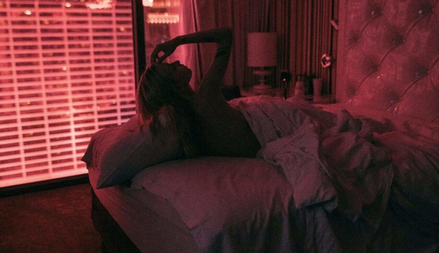 En säng, ett rum, en hemlighet