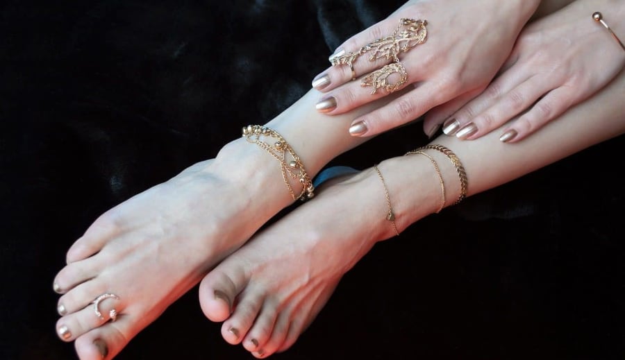 Guld på händer och fötter