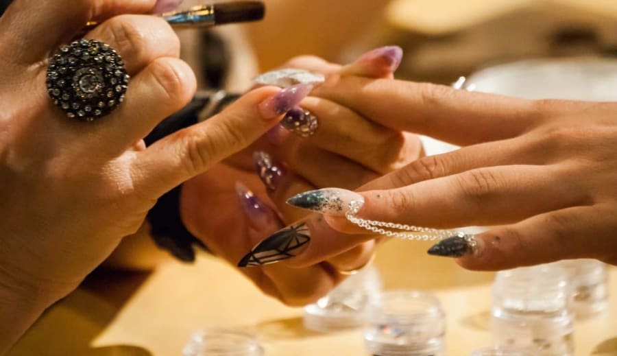 Ovala eller avklippta naglar