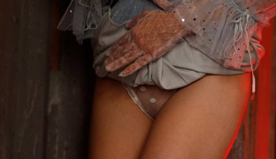 Trubbel i provhytten intill