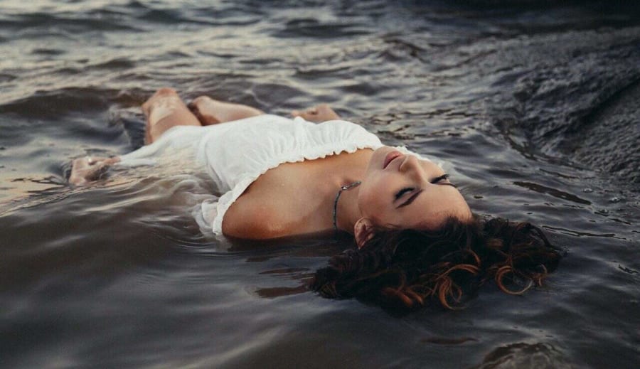 Två händer masserade