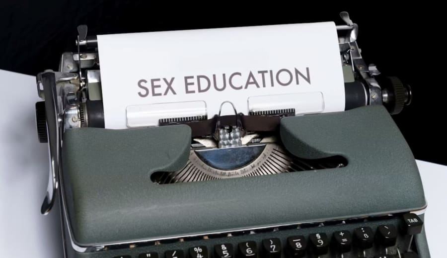 Zahráme si nejaké role? Som učiteľka sexu...