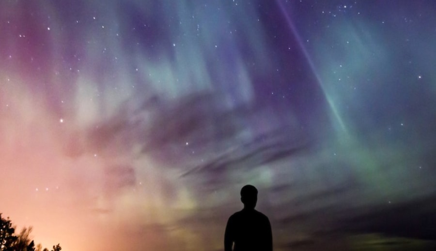 Norslyset danser over nattehimmelen