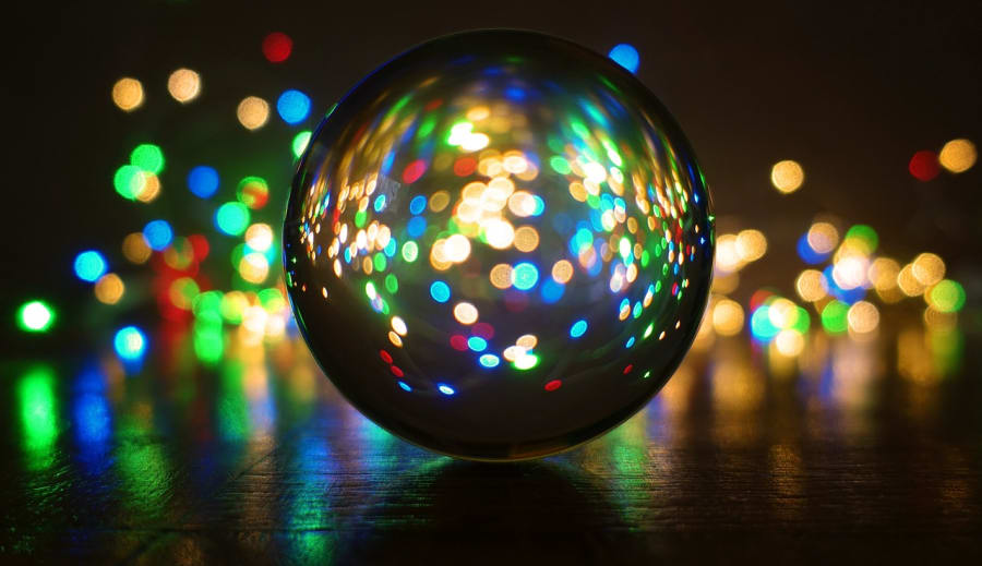 Jóslás kristálygömbből