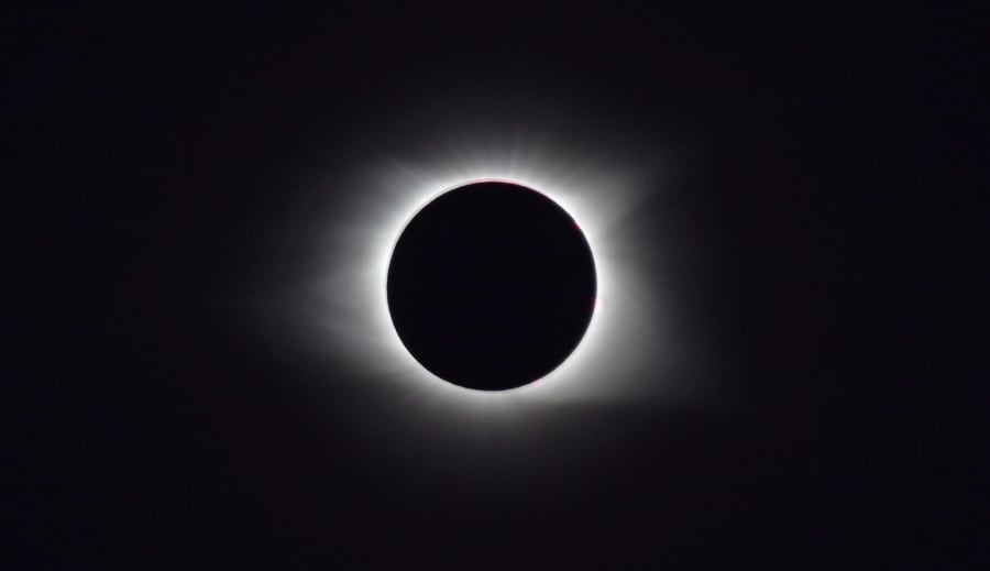 Solförmörkelsen, nymåne och den nya tidens port