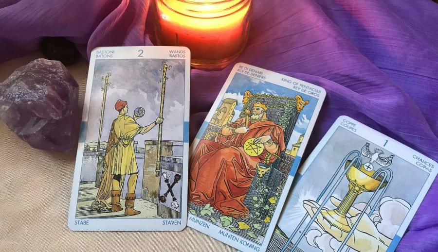 Nu ligger tarotkorten på bordet