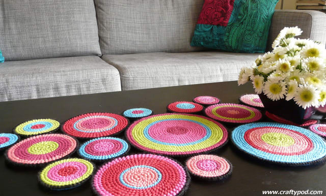 Table Runner From Plastic Canvas Circles / Diane Gilleland