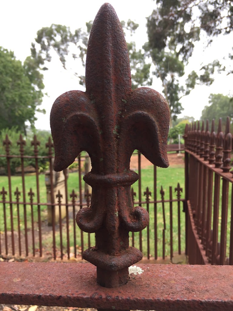 Rusted fleur de lys / Red Wolf